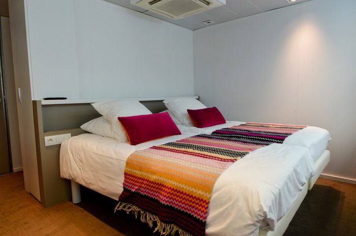 Main Deck 2 Adjustable Twin Beds Cat A